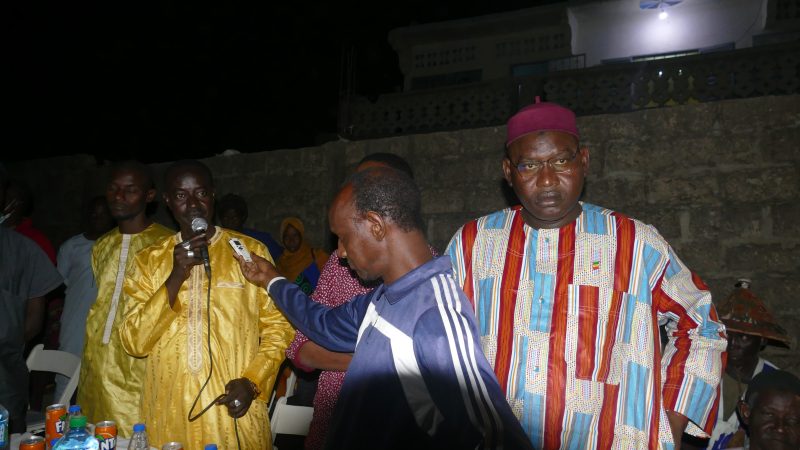 Le Président du Conseil Départemental de Bakel Mapaté Sy dote les habitants du quartier Darsalam d’une bâche pour leurs différentes cérémonies.