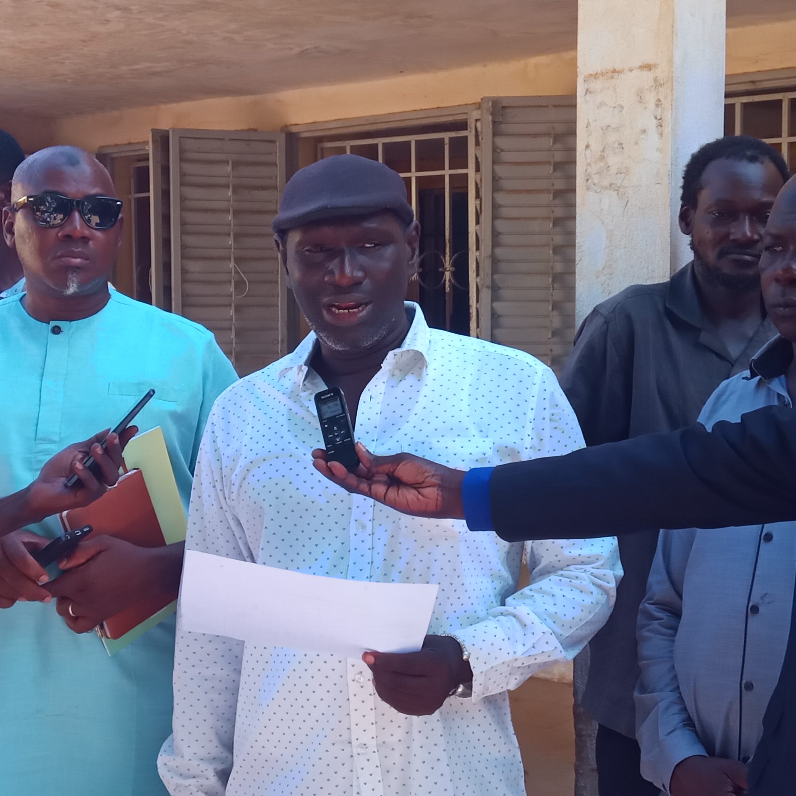 REMISE DE FOURNITURES ET DE MATERIELS AUX ETABLISSEMENTS SCOLAIRES DE LA COMMUNE DE BAKEL