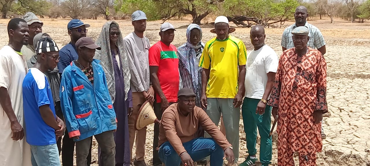 BAKEL: LES POPULATIONS DE BORDE DIAWARA DANS LA COMMUNE DE GABOU SE MOBILISENT AUTOUR DE LA MARE DE BOUBA SANS EAU 9 MOIS SUR 12.