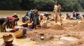 BAKEL/ « Alerte à Médina Foulbé et dans les villages environnants. A cause de l&rsquo;orpaillage, l&rsquo;eau de la Falémé est polluée. Les populations ne peuvent plus l&rsquo;utiliser. Le maire de la commune, Sory Ba, interpelle le Président de la République. Il demande une discussion urgente avec son homologue malien pour trouver une solution à ce fléau.